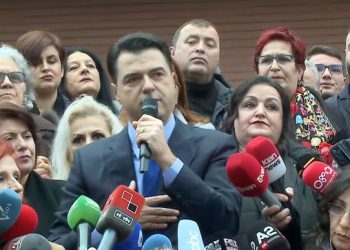 Ku ishin “zhdukur” Bardhi, Salianji, Duma kur Basha fliste para selisë së PD dhe Berisha “shkriu” sekretariatin, nënkryetarët e kryesinë?!