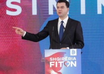 FOTO/ Berisha detyron Bashën të ndryshojë sloganin e PD: Shqipëria do të fitojë