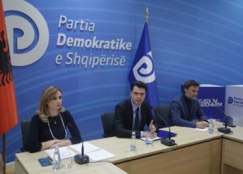 Pse Lulzim Basha nuk del më vetëm në konferencat për shtyp?!