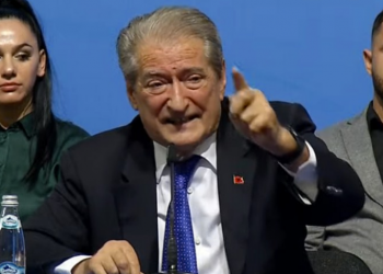 Përplasja/ Sekretarja e degës 9 të PD refuzon publikisht të dorëhiqet, Berisha i komenton: Mirënjohje