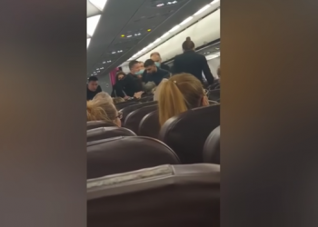 VIDEO/ Burri hap derën e avionit dhe tenton të hidhet kur mëson se do të ulej në Beograd
