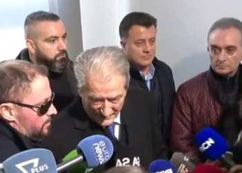 Berisha dhe mbështetësit e tij hyjnë në selinë e PD: Deputeti Basha na ka fshehur karriget
