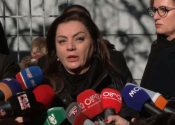 Vokshi zbulon “skenarin” e Berishës, Gjata bën ironi, gazetarja i heq mikrofonin