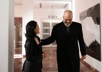 Kryeministri darkë me ministrat dhe ambasadorët në Elbasan, e pranishme edhe Yuri Kim