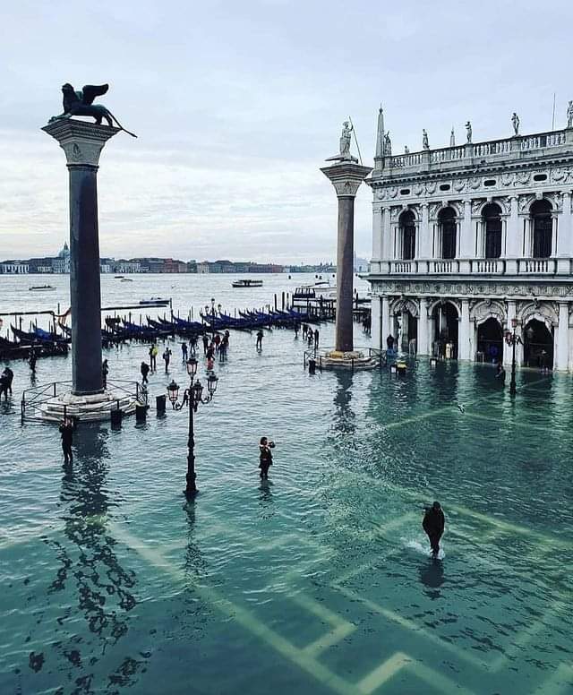 FOTO / Venecia nën ujë, por banorët e marrin me sportivitet...