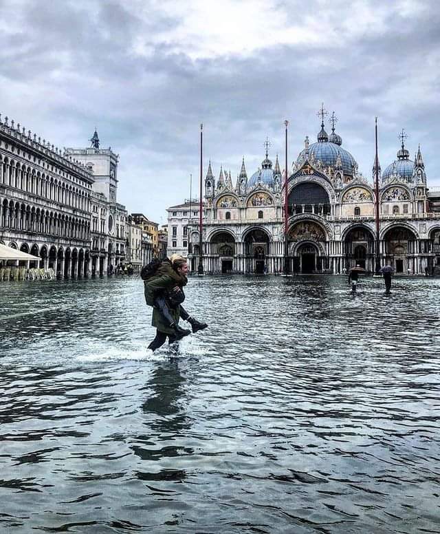 FOTO / Venecia nën ujë, por banorët e marrin me sportivitet...
