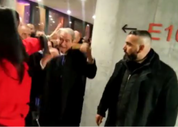 VIDEO/ Përkujdesja, ja si Floriana Garo përkëdhel Berishën në publik pas shkarkimit të Bashës