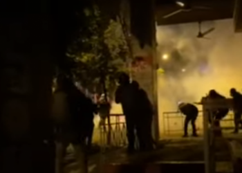 VIDEO/ “Athina në flakë”/ Përkujtohet vdekja e 15 vjeçarit që “rrënoi” Greqinë, protestuesit përplasen me policinë