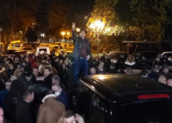 FOTO/ Jamarbër Malltezi i ngazëllyer me dy gishta sipër makinës së Lulzim Bashës