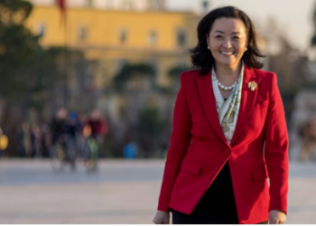 FOTOT/ Detaji që ka kaluar pa u vënë re në veshjet e ambasadores Yuri Kim
