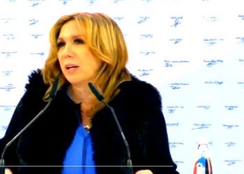 “Berisha kryeministër”/ Kokalari “sjell” në stadium para delegatëve të thjeshtë të PD “etërit themelues” të SHBA e shpall PD si parti konservatore: Basha u vetëvra