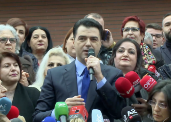 Basha ‘thumbon’ Berishën, mesazh demokratëve të zhgënjyer: Hijet e të kaluarës s’mund t’ju turbullojnë!