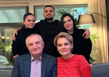 Me portretin familjar, Kryemadhi uron vitin e ri: Me dashuri gëzuar