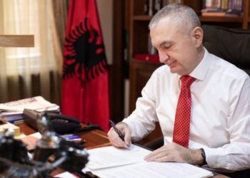 “Eshtë anti-social”/ Meta dekreton me shpallje ligin për akcizat, “Ekonomia” i rrëzon …