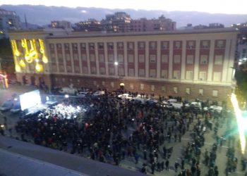 FOTOT/ Njerëzit që mblodhi Berisha, ironia e Mero Bazes: Edhe Altin Goxhaj nxirrte më shumë protestues