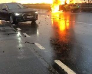Aksident i rëndë në Rrugën e Kombit/ Vdes tragjikisht fëmija 3 vjeç, mbeten tre të plagosur, një makinë shpërthen në flakë