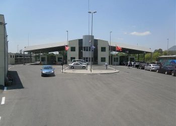 Policia i vë prangat në kufirin shqiptar shtetasit egjiptian