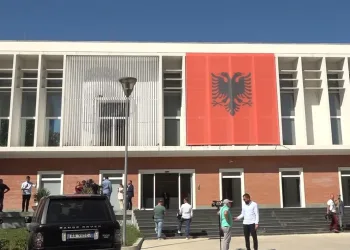 Basha mbledh Kryesinë pak orë para Kuvendit! Çfarë pritet të diskutohet sot në 18:00?