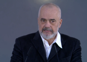 Rama shpërndan çelësat për 97 familje në Lezhë: Brenda 2022 të gjithë të prekurit nga tërmeti do hyjnë në banesat e reja. Politikanët s’janë…!
