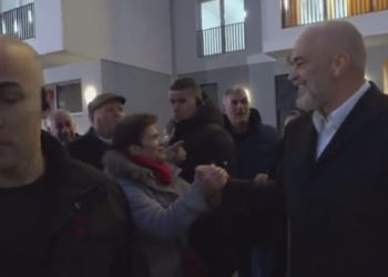 Qytetarja në Lezhë i ankohet, Rama ironizon Bashën: Ti prisje shtëpi nga Luli? Më mirë që s’ta ka bërë se do ngelje brenda me bravën