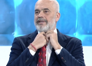 Humor mediatik/ Sjellja ndryshe e Ramës, ndërrohet në studio për t’u ‘kthyer’ në analist: Tani jam i pavarur! (Foto)