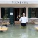 FOTO / Venecia nën ujë, por banorët e marrin me sportivitet…