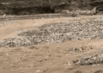 Përroi i Sopotit del nga shtrati/ Gjirokastër, bllokohet lëvizja e mjeteve drejt Lazaratit