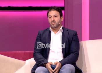 “Ika 14 vjeç në Itali pa iu thënë gjë prindërve”, Elvisi vjen për t’i plotësuar ëndrrën të atit