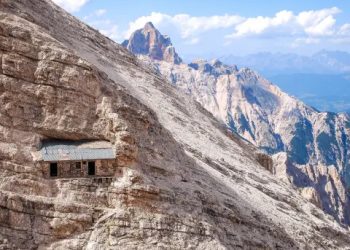 FOTOT/ Misteri i shtëpisë më të vetmuar të botës që qëndron në faqen e malit prej 100 vjetësh