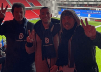 FOTO/ Me dy gishtat lart, Stresi shkon bashkë me të atin në Kuvend për të mbështetur Berishën