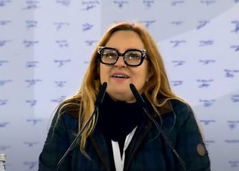 Plas gallata te Kuvendi i Berishës, pasardhësja e Çerçiz Topullit: S’do ju hiqem qafe! Mos më ndërprisni, të gjithë po kënaqen me mua! Jam trampiste…!