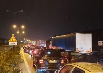 VIDEO+FOTOT/ Trafiku në kaos në dalje të Tiranës drejt Elbasanit, bllokohet dhe ambulanca prej 2 orësh