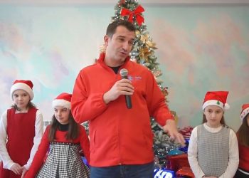 Festa e Krishtlindjes/ Erion Veliaj shpërndan dhurata për fëmijët në nevojë: Krenar…!