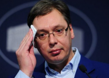 “Do mësoj”/ Gazetari shqiptar i Maqedonisë e “mbulon” me djersë Vuçiçin: M’u përgjigj në shqip