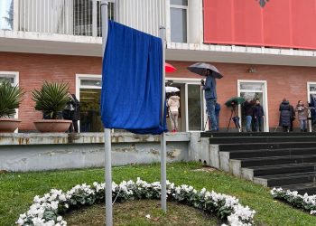 Çfarë përmban pllaka në oborrin e PD-së, që pritet ta inaugurojë sot Lulzim Basha