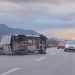 Aksident në aksin Elbasan-Librazhd, furgoni përmbyset në rrugë