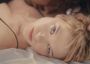 VIDEO/ Puthje të zjarrta dhe plot pasion, kush është aktori shqiptar që e ‘dogji’ në shtrat me yllin francez
