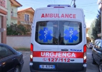 E rëndë në Lushnje/ Shoferin e zë autobusi poshtë dhe humb jetën. Po rregullonte difektin…!
