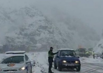 Reshjet e dendura të borës, ndalohet qarkullimi i automjeteve në Rrugën e Arbrit