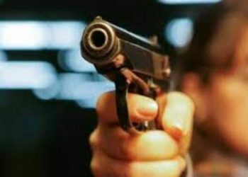 Gjendet i vrarë me armë zjarri brenda një automjeti me targa të huaja 35 vjeçari në Kamzë