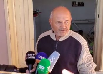 “U çmendëm, shtëpia ime ka mbaruar!”/ Banorët e Ferrasit rikthehen në banesë pas përmbytjes: Shyqyr që doli dielli të ngrohemi, po natën si do ia bëjmë