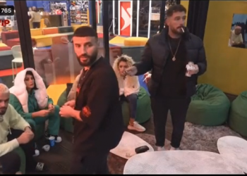 VIDEO/ Sulmohet shtëpia e Big Brother VIP, qëllohen me gurë nga jashtë. Banorët të friksuar