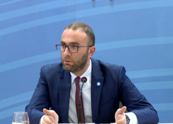 “Nuk ju kisha vënë GPS delegatëve”, Bardhi-gazetarëve: Mos numëronit karriget e yjet, por numrat!