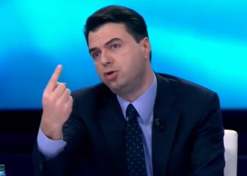 “Sali Berisha një hije që sillet vërdallë për t’i bërë derman vetes”/ Basha: Jemi barriera e vetme kundër padrejtësisë së këtij regjimi