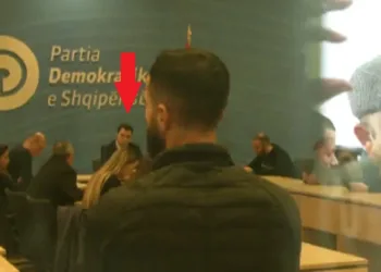 Basha takim në selinë blu për zgjedhjet në FRPD, Berisha mbledhje përballë tij, rrëmujë në korridorin e PD