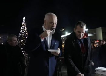 VIDEO/ Rama si asnjëherë! Bukë me qofte në mes të sheshit: Për shefa kuzhine s’ka si…