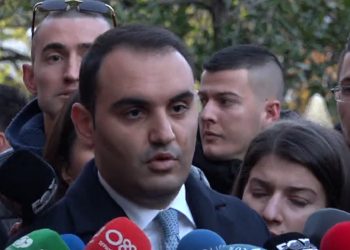 “Janë shqyer dyert”/ Këlliçi akuza të forta ndaj Bashës: Persona me armë në seli, ai është përgjegjës!