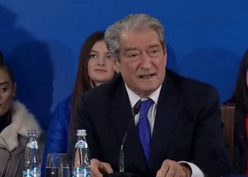Berisha luan rrezikshëm me skenarin e përçarjes kombëtare: Edi Rama, armiku më i egër i Veriut dhe i Kosovës. Të ngrihemi
