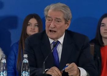 “Do të përjashtohesh”/ Berisha kërcënon Bashën: Je me të dy këmbët brenda, me dosjet e “lobimit rus” dhe “Toyota Yaris”