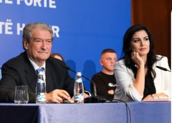 Baze tallet me Berishën: I vetmi baba që ka marrë huqet e djalit për të pasur në krah biba, mendon se i zbukurojnë plehrat që …